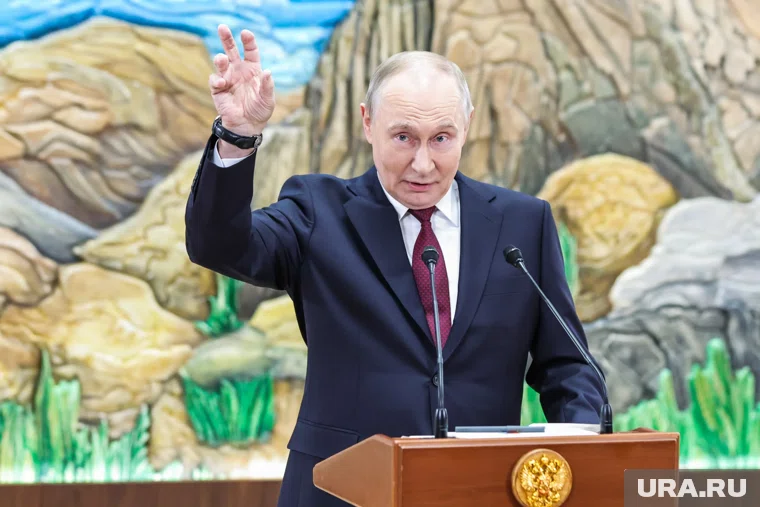 Путин выразил удивление при виде беркутов на летном поле в Бишкеке