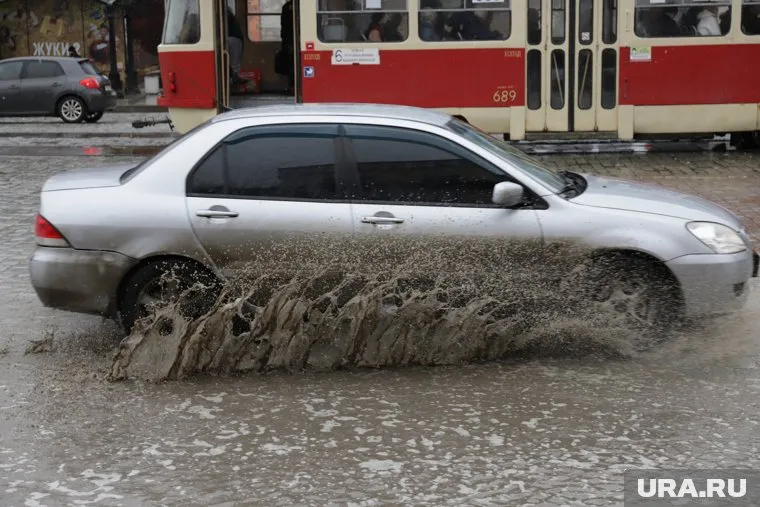 Автомобилисты пожаловались, что вода затопила проезжую часть