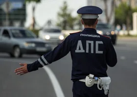 За маленькую скорость и левый поворотник: за что еще могут оштрафовать и лишить прав в 2025 году