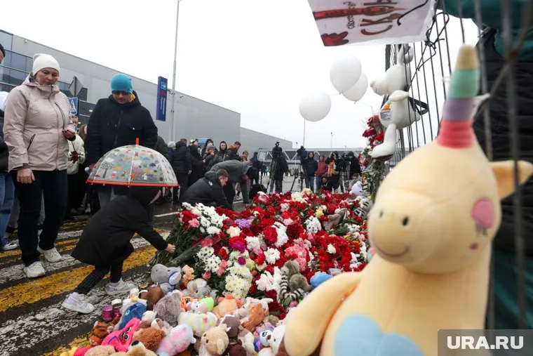 Москвич поджог игрушки на мемориале