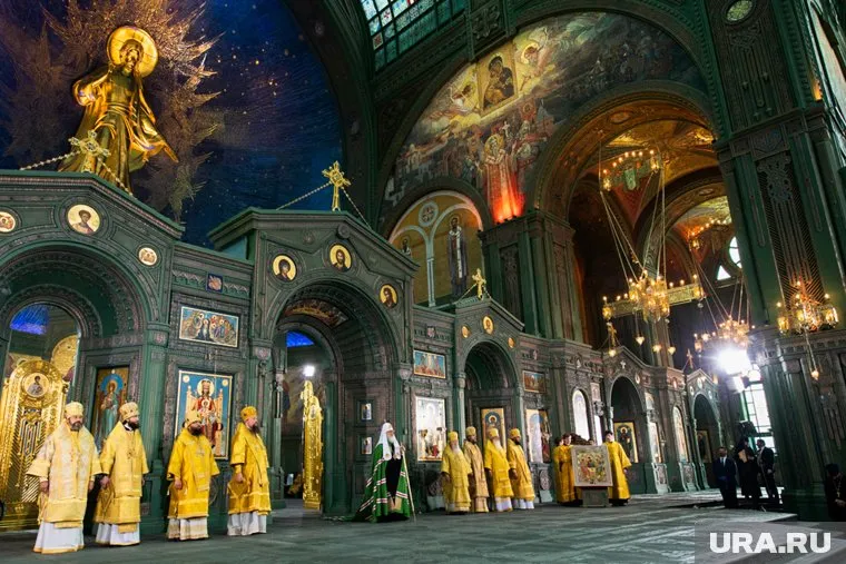 В соборе Воскресения Христова прошло первое богослужение