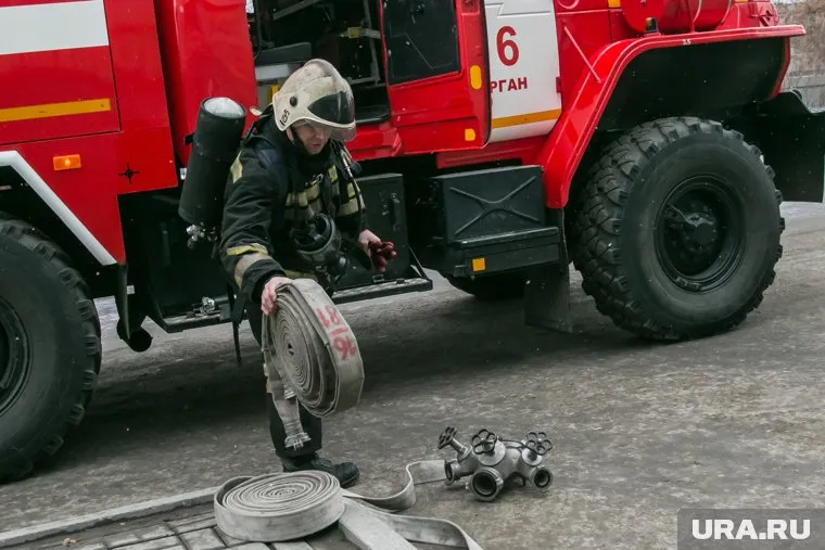 Пожар окружил несколько отелей в Геленджике, пишет Shot