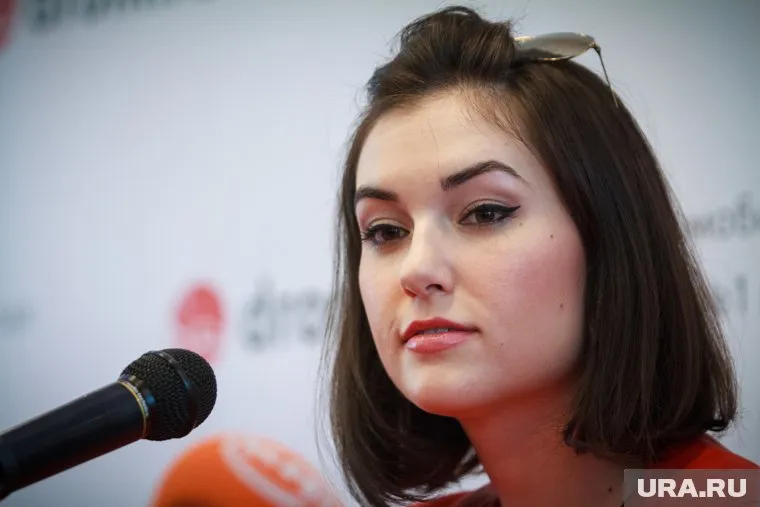 Лицо порноактрисы Саши Грей в образе Снегурочки неделю провисело возле управления образования