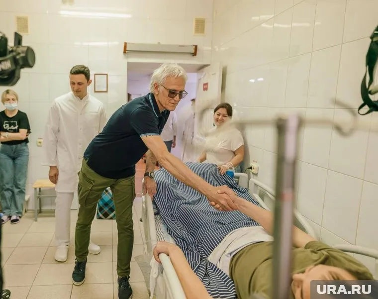 Певец оставил подарки и автографы для военных в госпитале №354