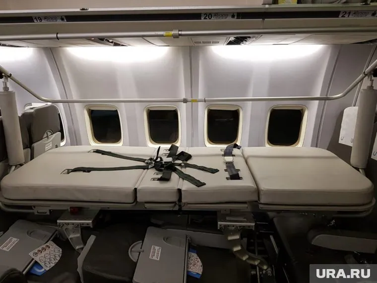 Для маломобильного пассажира установили специальные носилки