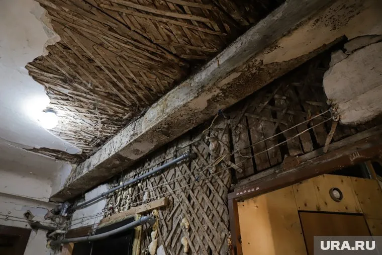 В доме осыпается потолок, на стенах образуется плесень (фото из архива)