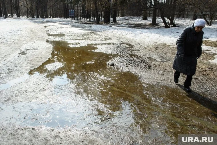 По словам автора поста, дом на деревянных сваях утонул
