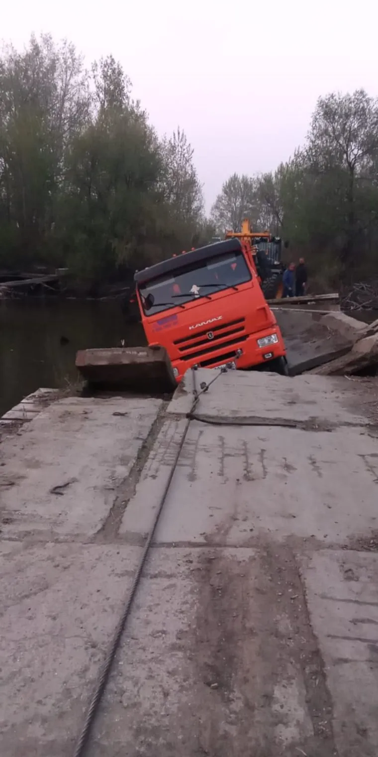 В Курганской области КАМАЗ сломал мост