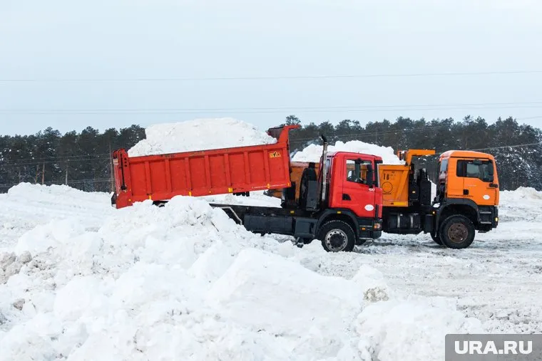 Грузовики со снегом часами стоят в очереди на полигон
