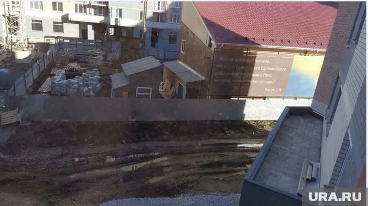 Жители дома недовольны соседством с церковью