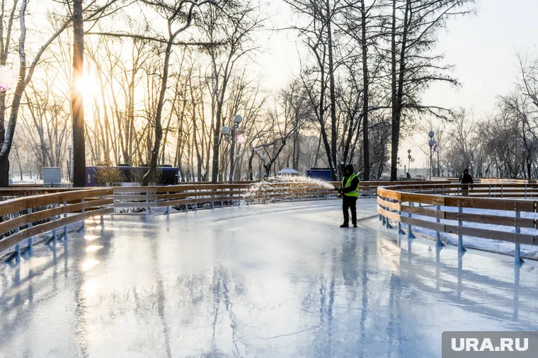 Монтировать каток начали в октябре (архивное фото)