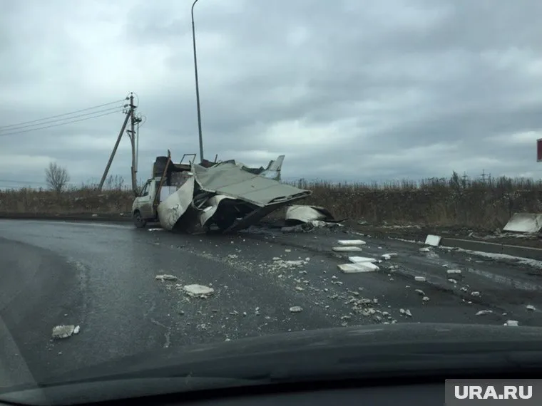 В результате инцидента у грузовика замялся весь кузов