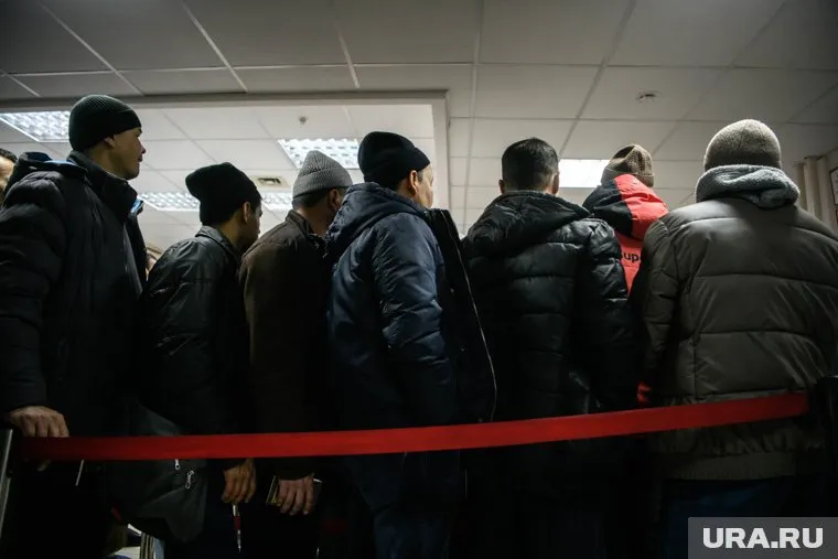 В отделение полиции были доставлены 200 мигрантов по итогам рейда 3 июня