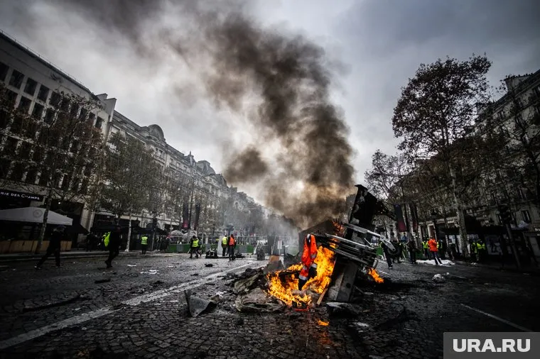 В городе Лозанна митингующие устраивают поджоги, рассказал Пол Голдинг (архивное фото)