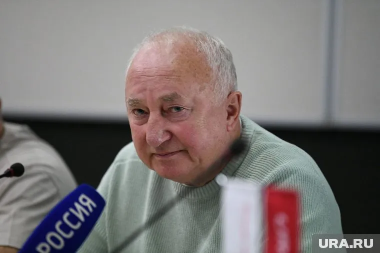 По словам Скуратова, внешних поломок у самолета нет