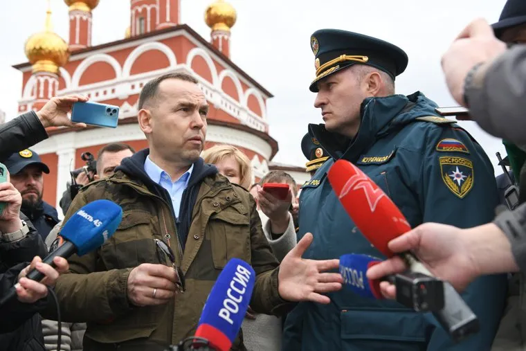 Куренков и Шумков на набережной у Кировского моста. Курган