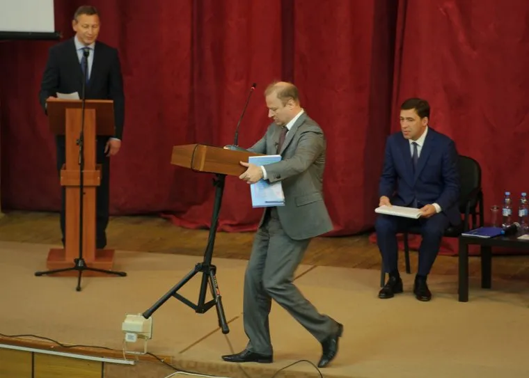 Встреча с партийным активом Северного управленческого округа. Свердловская область, Серов, шептий виктор, куйвашев евгений, выступление с трибуны, тумба