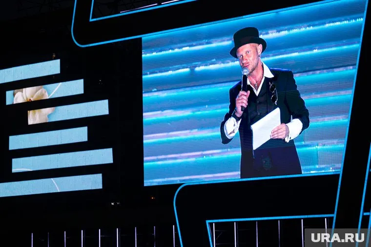 Дмитрий Хрусталев имеет богатый опыт в КВН, начиная с 1998 года