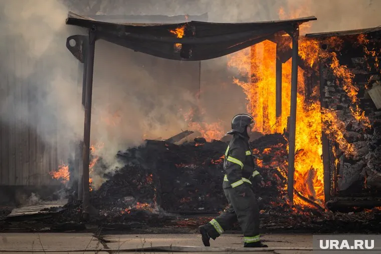 Спасатели борются с пожаром на складах Первомайского