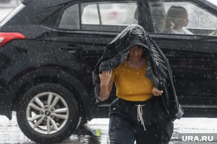 Жителей призвали воздержаться от прогулок на открытом воздухе