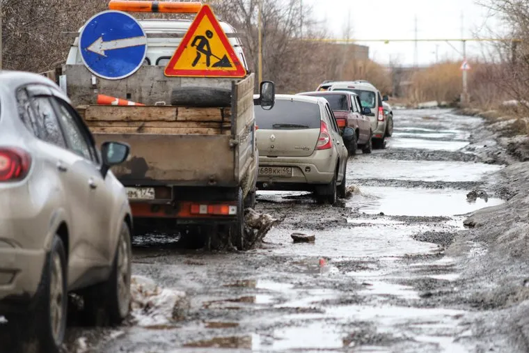 Ямы на дороге по улице 2-я Часовая. Курган