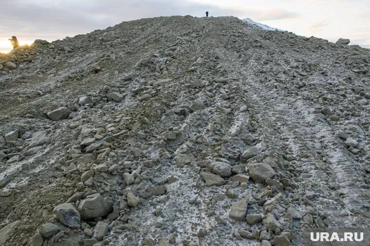 Стороны бросали друг в друга палки и камни. В результате конфликта погибло 20 военных.