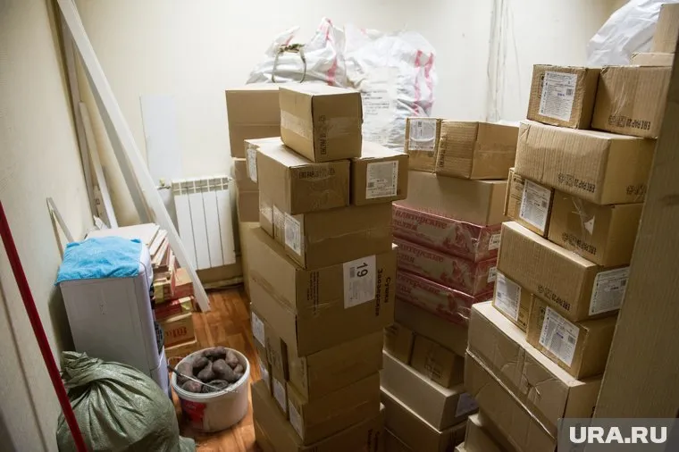 В коробках были продукты, лекарства, сладости и письма