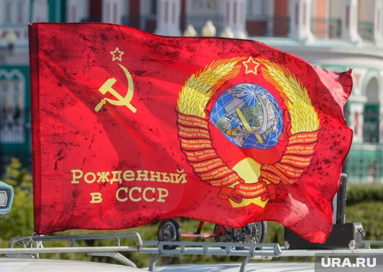 С похожим флагом участнику акции «Бессмертный автополк» в Сургуте запретили участвовать в пробеге