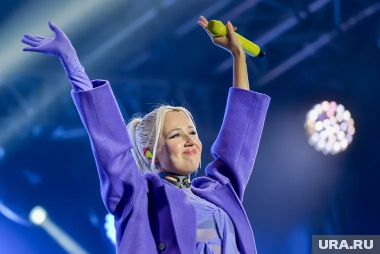 Следком начал проверку в отношении певицы, ранее выступившей в короткой юбке на фоне храма с песней «Пьяную домой» (фото из архива)