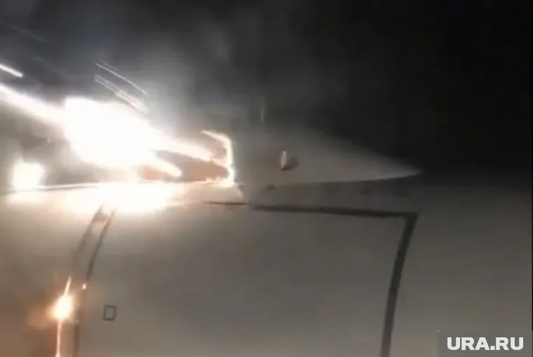 Пассажиры лайнера внезапно заметили огонь на кожухе двигателя