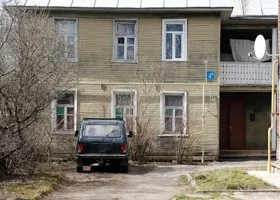 В ЯНАО загорелся деревянный многоквартирный дом, пять детей эвакуировано