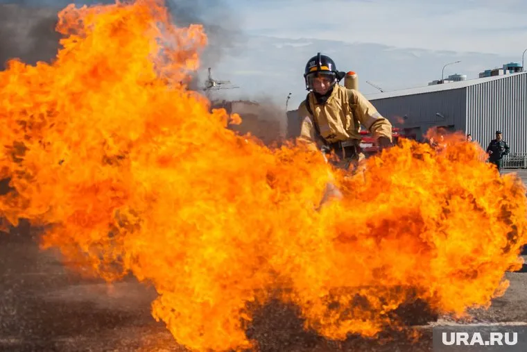 Пожарным потребовалось около двух часов, чтобы справиться с огнем