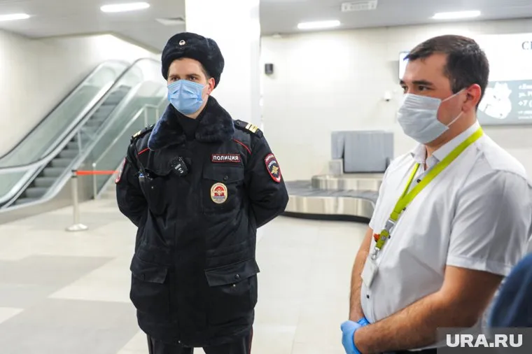 По словам адвокатов, проверки документов законны, поэтому надо подчиняться