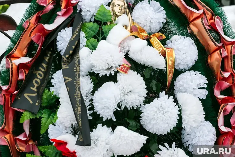Женщина плачет, ее трясет. Она повторяет, что все хорошо и все нормально
