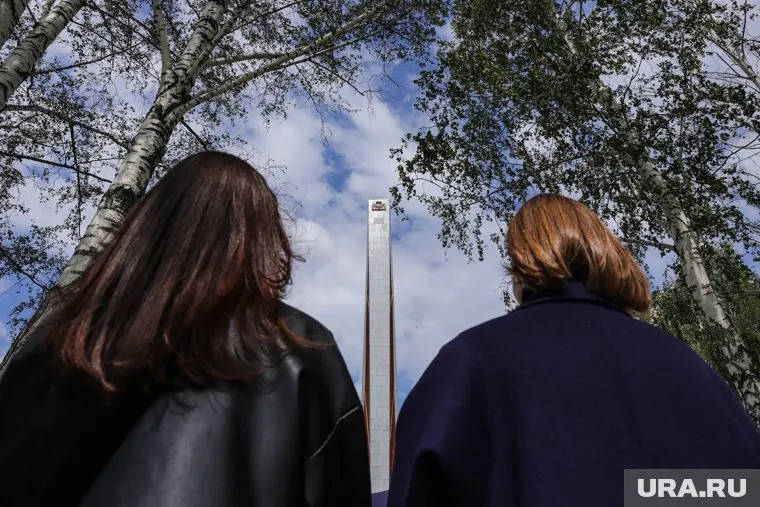 Жители Ноябрьска наблюдали тестовое включение новой стелы