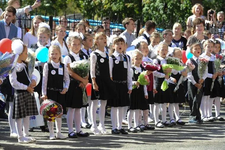 1 сентября линейка в школе 107 Челябинск, школа, линейка, клятва, первоклассники