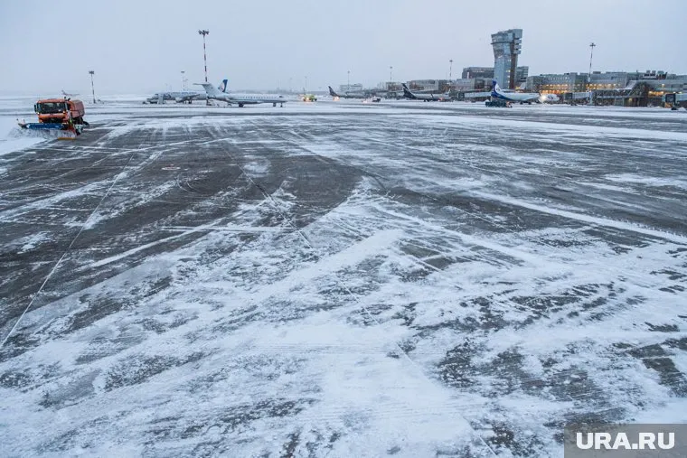 Екатеринбург накрыло мощным снегопадом