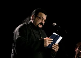 На церемонию прощания с Кеосаяном приехал Стивен Сигал