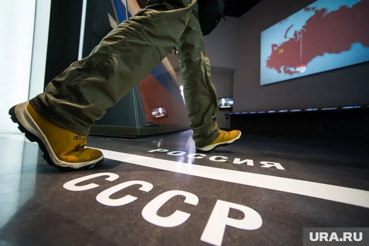 Через границу СССР и России, которую открыл Борис Ельцин, сегодня перешагнут два президента РФ