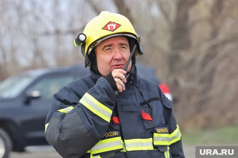 Начальник ГУ МЧС России по Курганской области Юрий Землянский руководит тушением крупного пожара