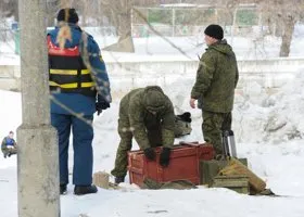 Саперы работают на жд-путях у места взрыва в Нижнем Тагиле