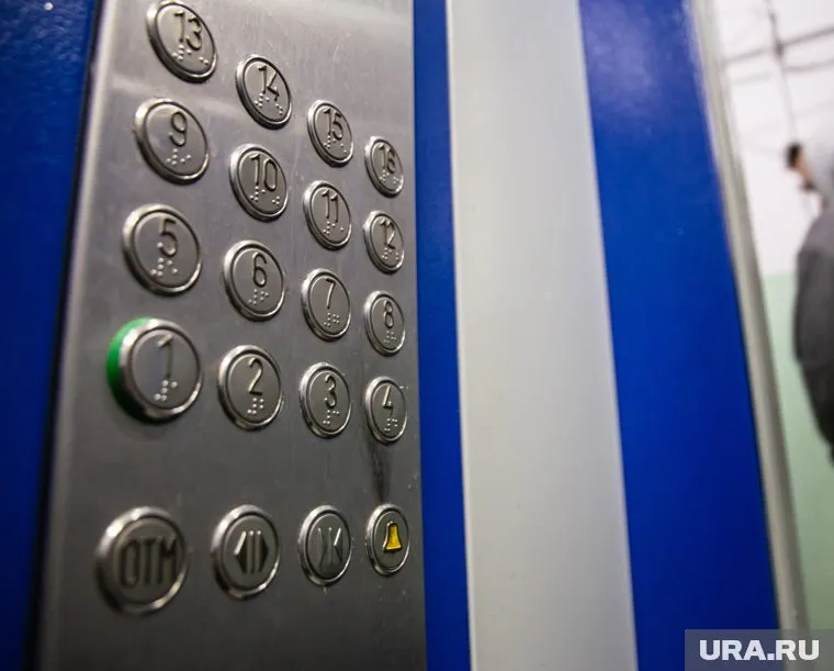 При падении лифта пострадали мужчина, женщина и несколько детей