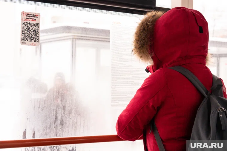 Он развернул транспортное средство на кольце и включил аварийку