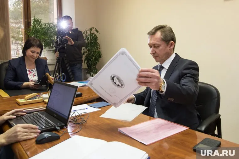 Дмитрий Попов подает документы в конкурсную комиссию. Пять лет назад победить на выборах было гораздо сложнее