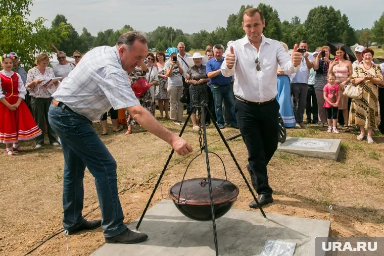 Владимир Осокин (слева) проходит в Шадринскую районную думу