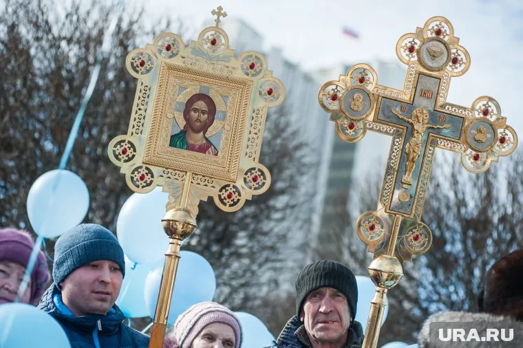 Молебен прошел на следующий день после концерта противников строительства в Ельцин Центре