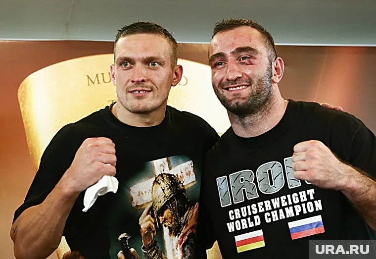 Александра Усика (слева) все чаще критикуют за недостаточный патриотизм «в логове врага»
