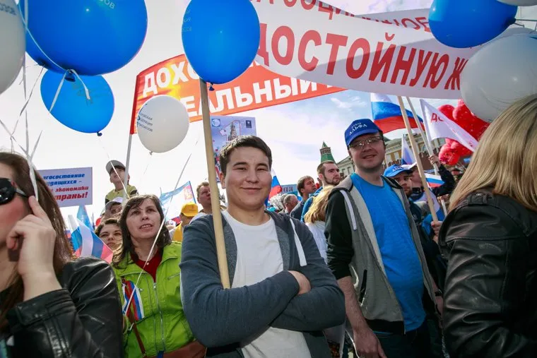 Первомайская демонстрация профсоюзов на Красной площади. Москва, профсоюзы, первомай, демонстранты, лозунги, транспоранты, лакаты, плакаты