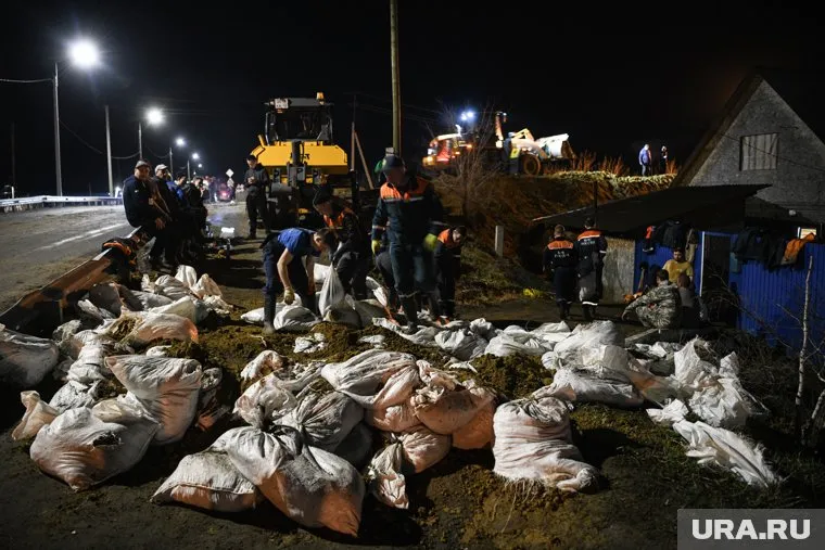 Спасатели устраняют протечку в дамбе в Вороновке