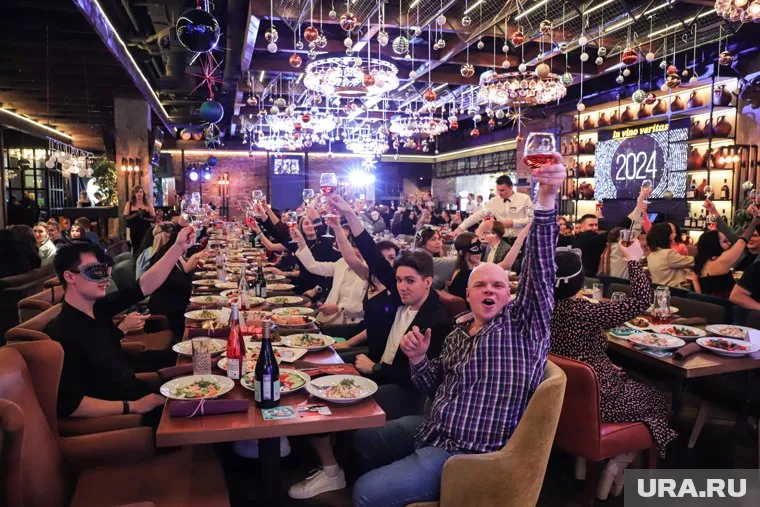 Идеи оригинальных поздравлений коллег с Новым годом на работе